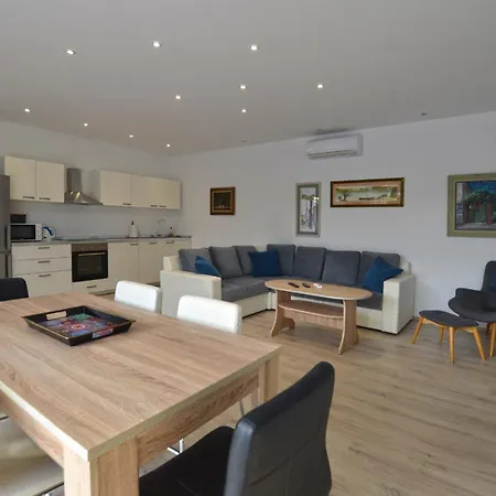 Nin With Private Pool ロヴィンスコ・セロ