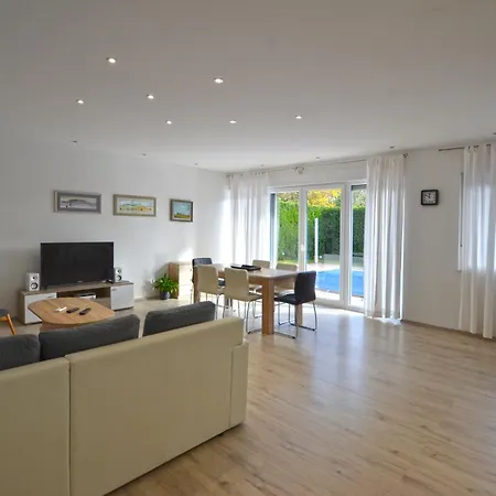 Nin With Private Pool ロヴィンスコ・セロ