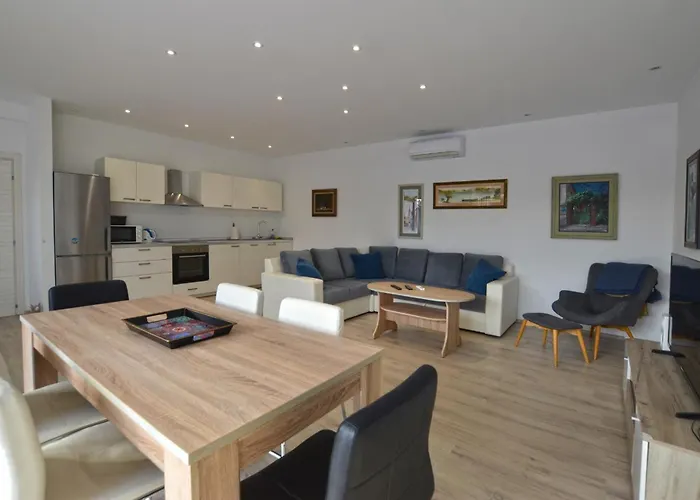 Nin With Private Pool ロヴィンスコ・セロ