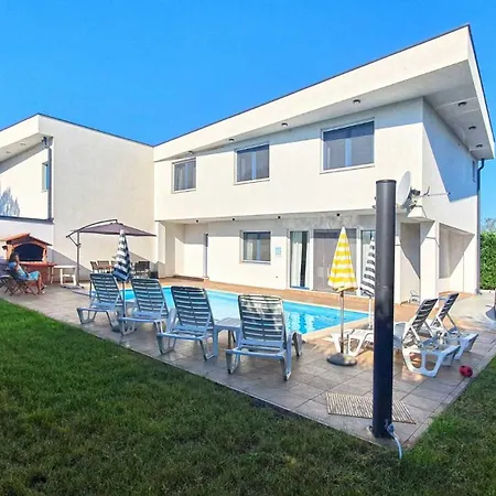 Nin With Private Pool *